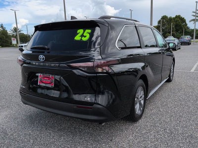 2025 Toyota Sienna LE 8 Passenger