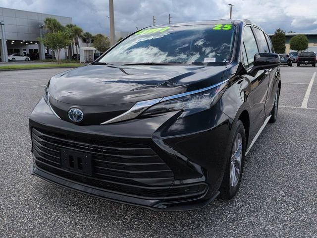 2025 Toyota Sienna LE 8 Passenger