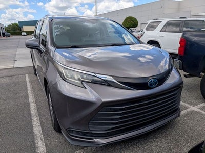 2022 Toyota Sienna LE 8 Passenger