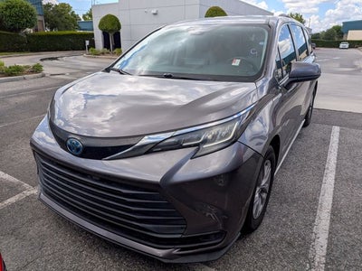 2022 Toyota Sienna LE 8 Passenger