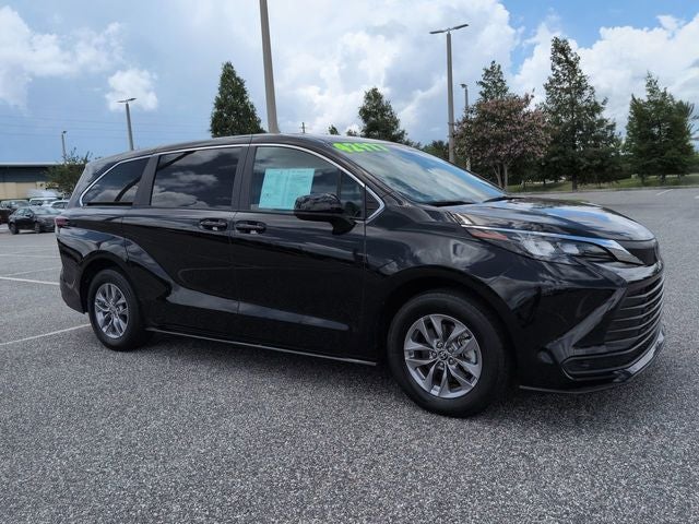 2025 Toyota Sienna LE 8 Passenger