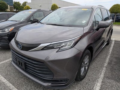 2022 Toyota Sienna LE 8 Passenger