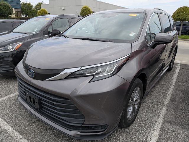 2022 Toyota Sienna LE 8 Passenger