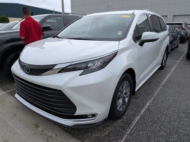 2024 Toyota Sienna XLE 8 Passenger